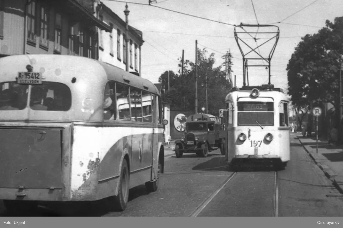 Trikk motorvogn 197 type Gullfisk B1 på A/S Bærumsbanens linje Østensjø-Lilleakerbanen, her i Strømsveien ved Hedmarksgata. Av hensyn til kurveradien i sporene inn i Hedmarksgata og Vålerenga vognhall, måtte sporet ligge i venstre kjørebane. Dette var jo, som man ser, upraktisk, og ble lagt om i 1957 i forbindelse med en større ombygging av inn- og utkjøringssporene til vognhallen. Buss, lastebil. Bilde tatt en gang mellom 1950-1955.
