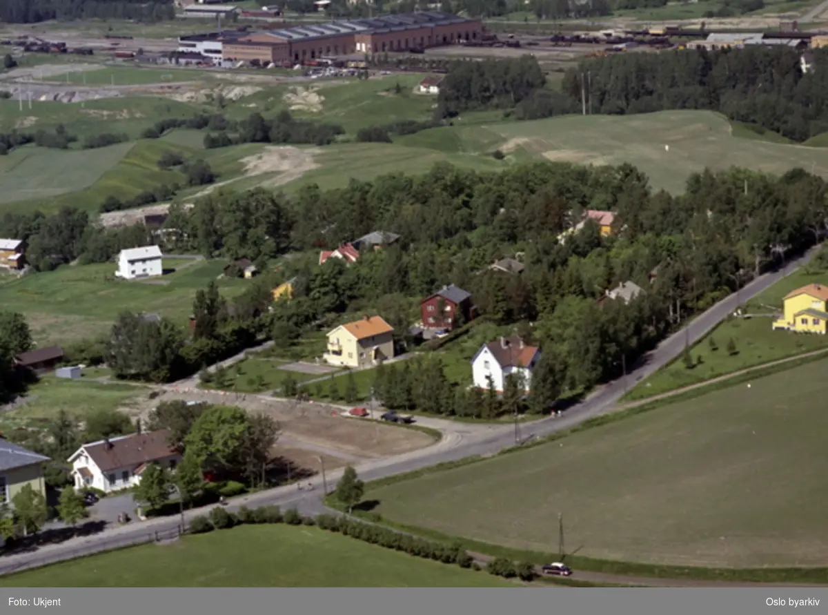 Furuset skole foran til venstre, Furusetveien. Jerikoveien. I bakgrunnen Nylands verksted - NSB. (Flyfoto)