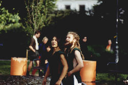 "Treet", med elever fra Nordic Black Theatres teaterskolen.K