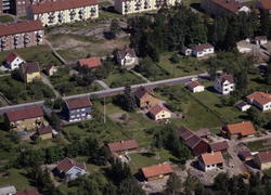 Oberst Rodes vei. Blokkene i bakgrunnen, Radarveien. (Flyfot