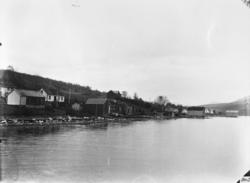 Parti frå Eidsvåg tatt mot øst. Vi ser f.v. Sjølaupet og øst