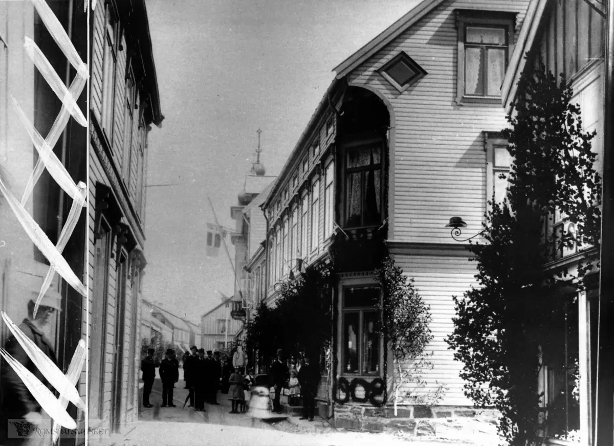 Storgata sett østover., Schistadgården bygget 1889 pyntet til byjubileumet.. med N.P.Dahl bak.