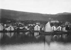 Molde by sett fra sør..Molde havn ca 1890, før torgpirene bl