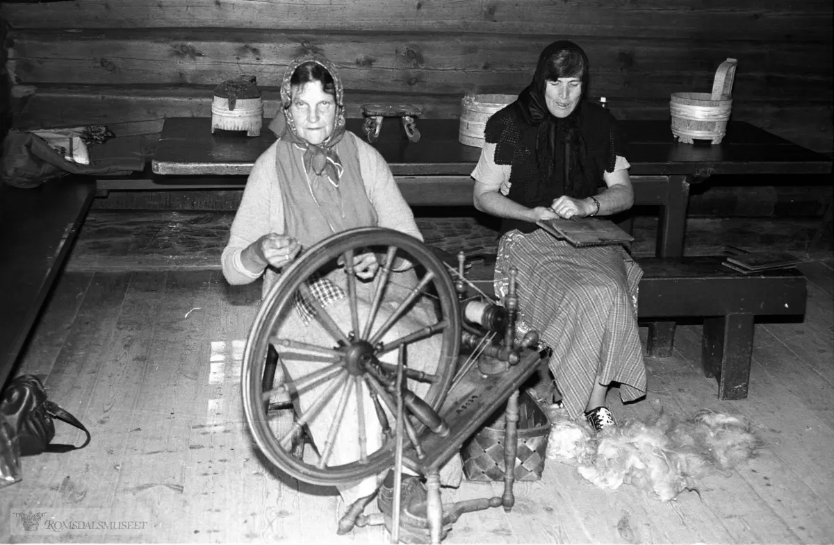 Nesjestranda Husmorlag med flere på Romsdalsmuseet 1984. .Ytterhaug-rokk.