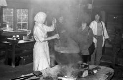 Nesjestranda Husmorlag med flere på Romsdalsmuseet 1984.