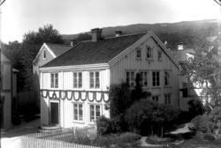 Harald Eide hus med hage som ligger vest for Lovise Lunds hu