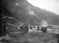 Meringdal, Eresfjord. .Bryllupsfølget kommer til Meringdalen