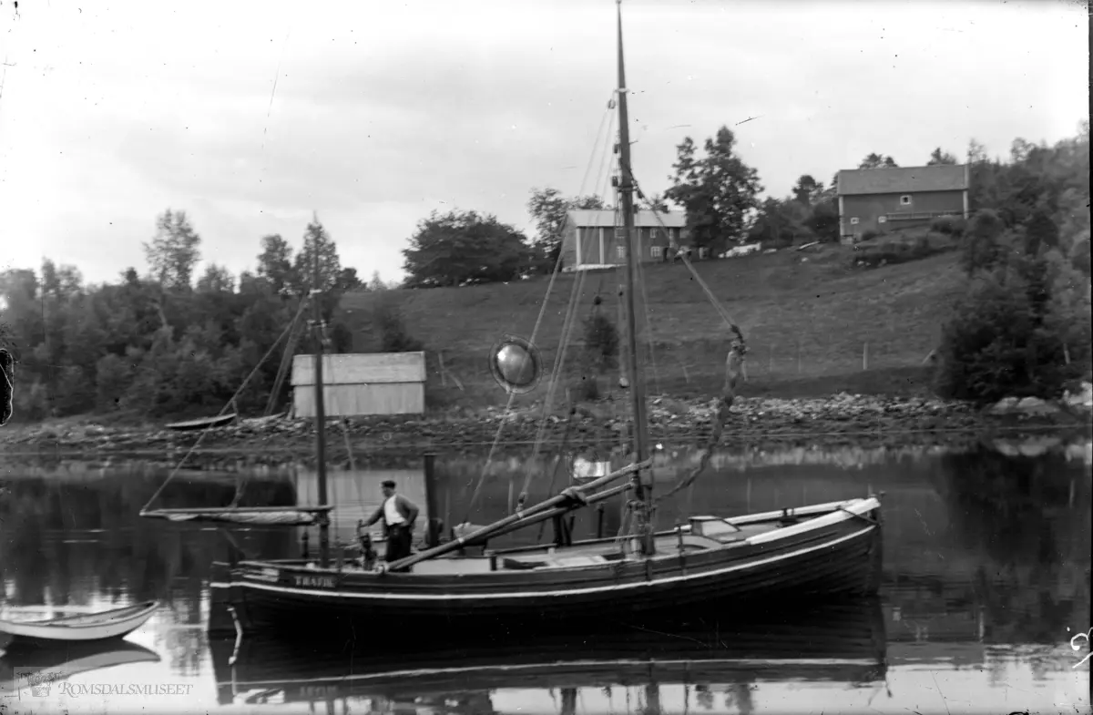Toralf Torhus om bord i båten sin, "Trafik". Draget i bakgrunnen , der mor hans Josefine kom fra.