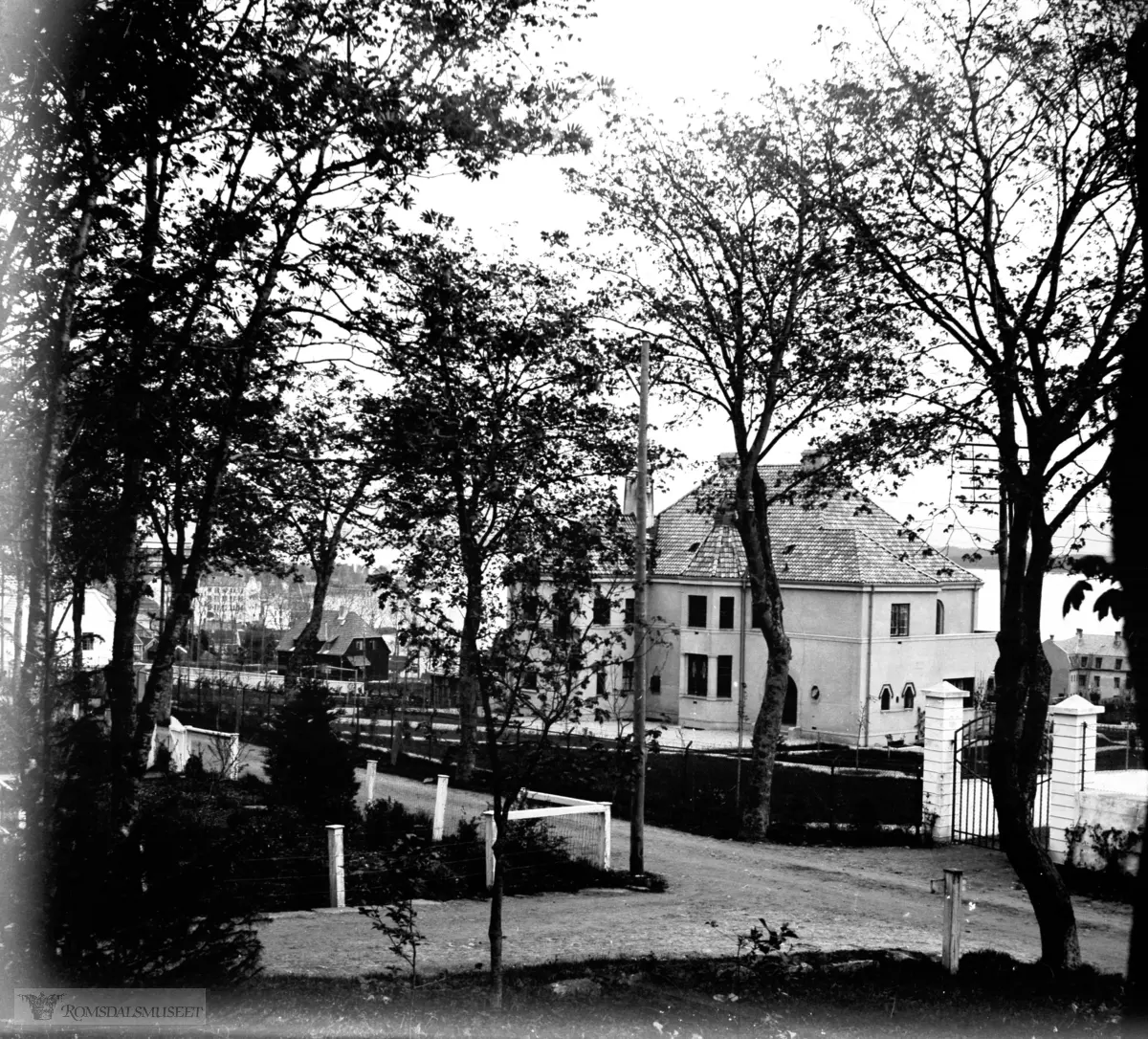 Chateauet Oscar Hansens hus i Parkveien. .Bygd i 1918..Hotell Nobel ses i bakgrunnen til høyre.