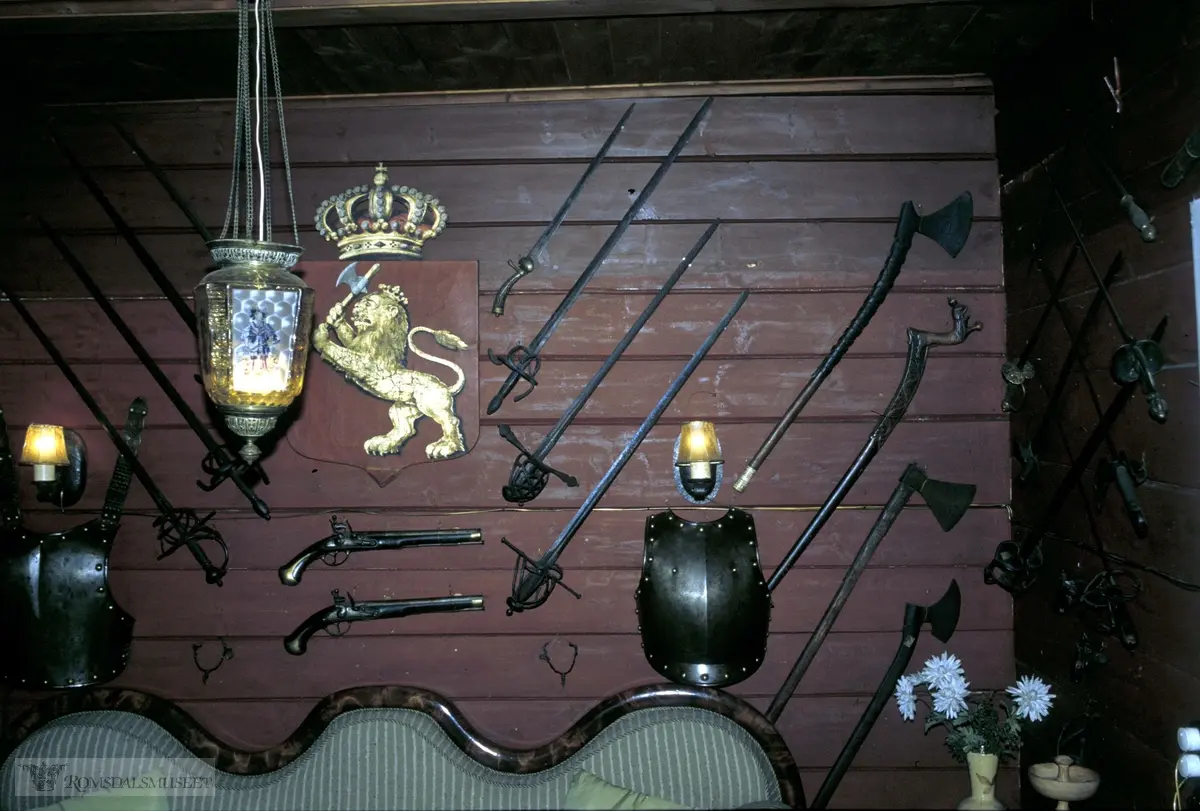 Oberstløytnant Reinhold Zieglers våpensamling på Lesjaverk..Steinbakken på Lesjaverk ble bygd av Johs. Ottesen, Molde, og solgt til Ziegler-familien kring 1945..Våpensamlingen ble gitt til Romsdalsmuseet og givere var Hermann og Dagny Ziegler.