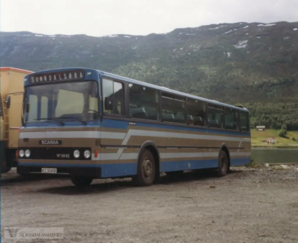 KZ30418 var en Scania F112 personbuss, 1982-modell, med karosseri fra Vestfold Bil og Karosseri, modell F500. Den hadde 43 sitteplasser. Bussen ble bestilt av Eira-Eidsvåg Billag (EEB). Så ble det avgjort at EEB skulle fusjonere med Kristiansund-Oppdal Auto (KOA) sommeren 1982. Bussen ble derfor lakkert i fargene til KOA som på bildet, ikke i gult og oransje som var fargene til EEB. Bussen ble registrert 03.06.1982. Navnet på det nye selskapet ble KOA-EEB A/S. Bussen gikk mye i ruter Molde-Eidsvåg-Sunndalsøra. Etter noen år ble den mest brukt som skolebuss. Den ble tatt ut av bruk, solgt og avregistrert våren 2005. Det var mange fusjoner i bussbransjen gjennom de åra bussen var i bruk. På slutten ble derfor Nettbuss eier av bussen. Den beholdt samme fargene i alle år..(fra Oddbjørn Skjørsæter sine samlinger i Romsdalsarkivet)