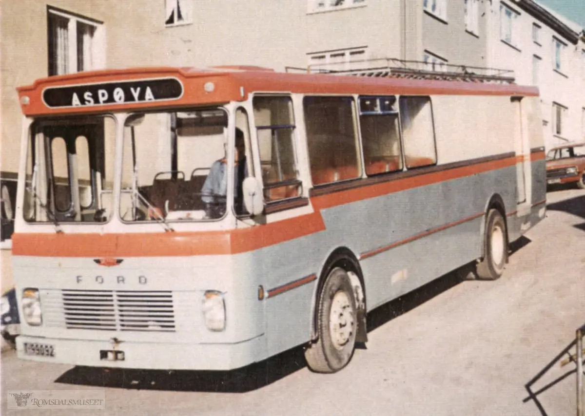 Aspøya..T-99092 var en Ford R226 kombinertbuss med 20 sitteplasser, 1969-modell. Karosseriet ble bygd hos Kristiansund Lettmetall (VBK). Den gikk i person- og godsrute mellom Stramsnes-området og Kristiansund. Det var Peder og Nils Anton Strømsvåg som drev disse rutene. I 1975 ble rutene overtatt av Kristiansund-Oppdal Auto (KOA) og bussen ble etter kort tid solgt til nye eiere. Den ble da omregistrert til UX19449..(fra Oddbjørn Skjørsæter sine samlinger i Romsdalsarkivet)