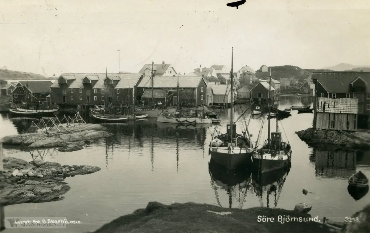 Bjørnsund, søre..Dette bildet må være fra mellom 1925 og 1928. Huset på Hesholmen er revet, som skjedde i 1925. Trio (M13F) ble solgt fra Bjørnsund i 1928.