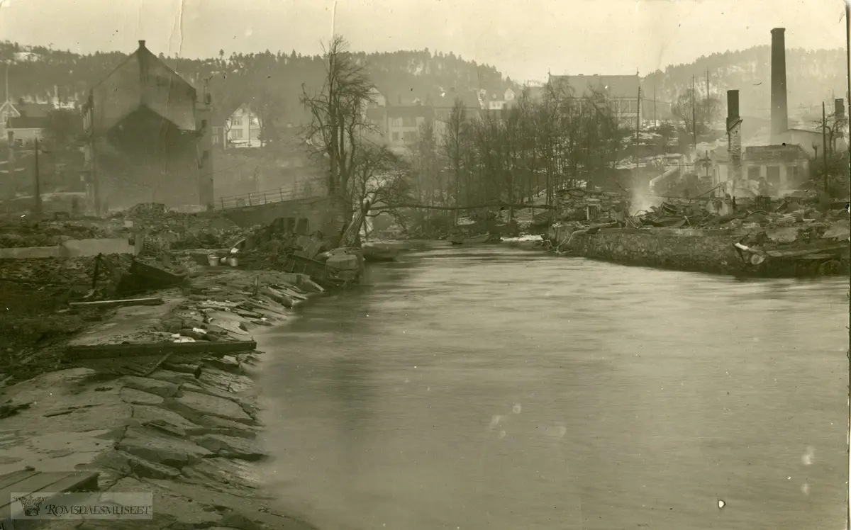 Fra bybrannen som startet 21.01.1916 sett fra elveutløpet og nordover, vi ser rester av broen.