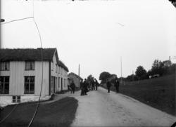 Gateliv i Eidsvåg, ved baker Larsen, senere baker Hurlen. .P