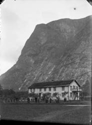 Folk foran Reitan Hotell i Eikesdalen.