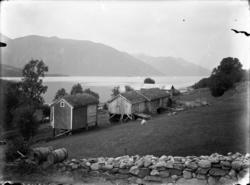 Vi ser husa på Sjølaupet fra baksida. .Mye av dette blir rev