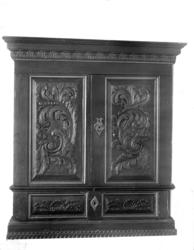 Veggskap laget av Peder Knutsen Skjørsvik..Giver av skap: Iv