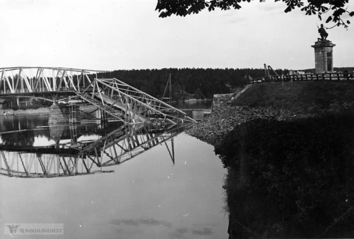 Sundbroen er i Eidsvoll, Akershus, ikke langt fra Eidsvoll stasjon. Broa fører over Vorma. Monumentet kalles også Den knelende soldat.