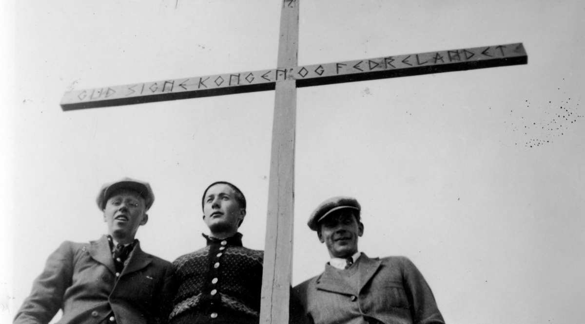 På toppen av Skogshorn august 1942.
På denne krossen var inskripten Gud signe Konge og Fedreland.
Frå v.Harald Løstegård,Halgrim Ulsaker og Nils Holtegård.
Denne krossen vart seinare rive ned av nasistar.