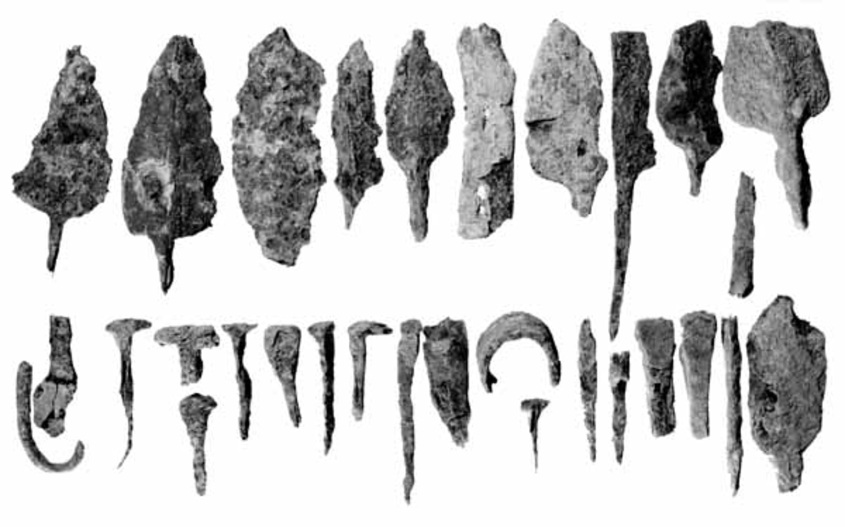 Samlinga består av en rekke mindre jerngjenstander, ialt ca. 30. 
Av disse kan 9 skilles ut som pilespisser eller mulige fragmenter av slike. Lengde 5, 5 - 8 cm
Forøvrig bit av hestesko 1, 6 x 6, 7 cm, noen spiker eller hesteskosøm og en del av en kniv, 
1, 3 x 9 cm. 
Gjenstandene ble sammen med noen flere, se SJF 3959-3964 funnet av Sigurd Langbråten i tidsrommet 1967-1972 ved Rogden på Grue Finnskog. 
Gjenstandene er av Universitetets Oldsaksamling datert til tidsrommet 1400-1600. 