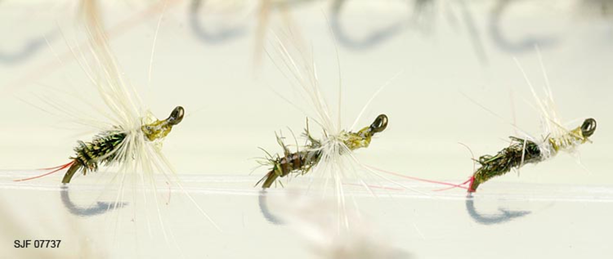 Tilstand: I forbindelse med omfototgrafering høsten 2002, oppdaget OT Ljøstad at enkelte av fluene i denne esken var totalt ødelagt av møllangrep.  Problemet må ses i sammenheng med at materialet har vært oppbevart i magasin C, der temperaturforholdene har passet møllen godt.  Fluene vil nå bli reingjort og flyttet til kjølerommet. 

Boksen inneholder ialt 76 fluer alle ant. tørrfluer. 2 stk har ekstra lange bein ant. navn: Daddy long legg. Tørrfluene virker på den måten at de flyter oppå vannet. Giveren har skrevet ei bok som heter "Isfiske" sammen med Knut Rom, boka ble utgitt i 1972. Giverens far var en ivrig sportsfisker og er gitt tittelen "Den fullendte sportsfisker". 