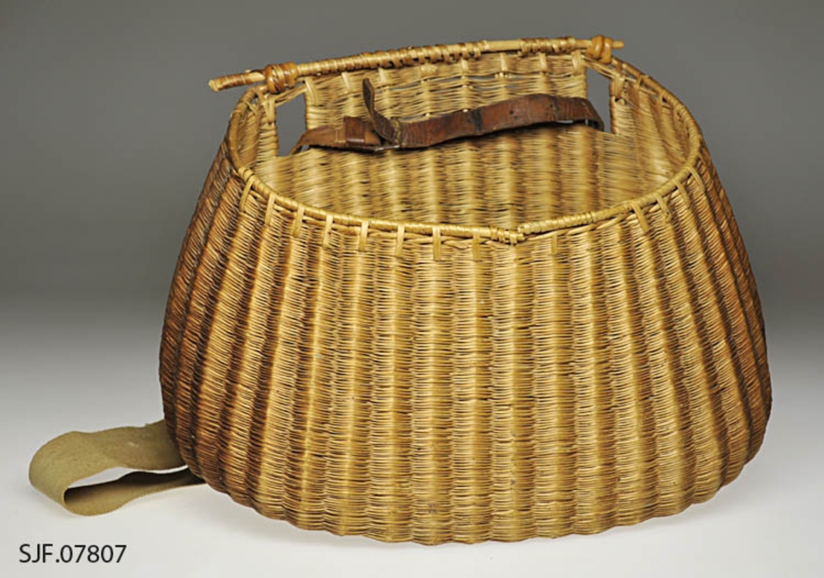 Fiskekurv er en flettet kurv med skulderrem til å bære fisken i, den mangler lokket. Kurven er ant. flettet av piltre (Salix). Skulderremene er laget delvis av strie og av lær. Fordelene ved å bruke kurv er at fisken ligger luftigere og mindre klemt enn i en pose eller veske. 
