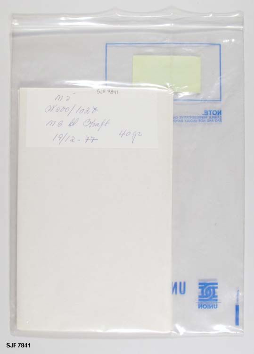 Dette er papirtype: M. G. bl. kraft, 40gr. Papirprøven ligger i plastpose. 