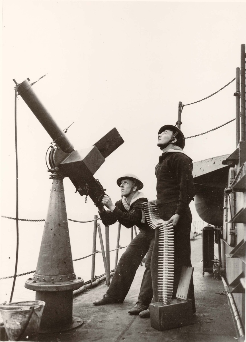 Klar med mitraljøse ved luftangrep på jageren "Sleipner" i Romsdalsfjorden, april/mai 1940.