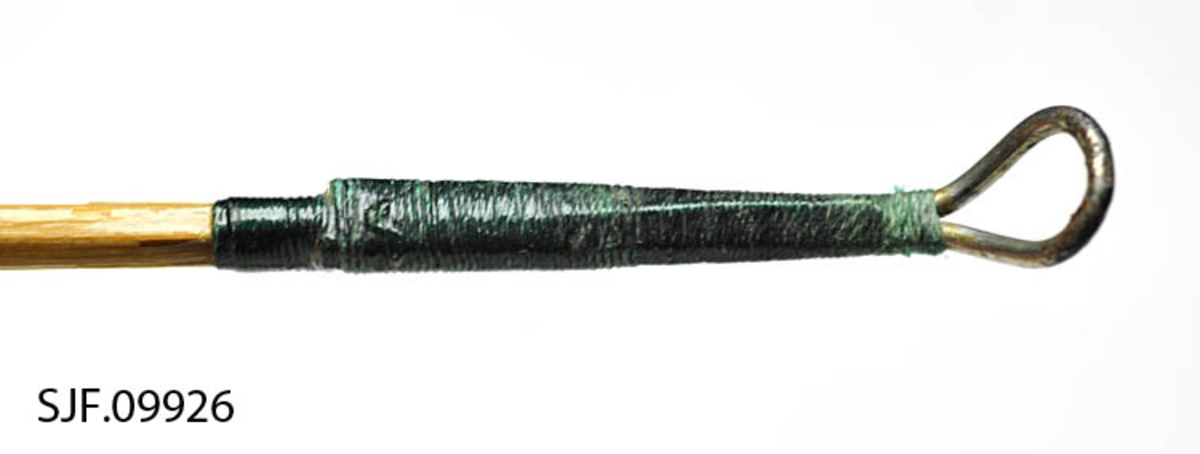 Tredelt fluestang med to topper og blått futteral. Korkhandtak med enkel hurtiglås for snelle. Holker av messing, nedre holk- feste på mellomstykket har løsnet, ringer av stål. Surringer ved holker og seks snøreføringsringer med grønn nylontråd. Denne stanga var godt egnet for nybegynnere. Innvendig, på futteralets klaff, finnes et påsydd, tekstet merke (TOR+prod. ). 

Snella som ble brukt på denne stanga er tidligere overlatt til Norsk Skogbruksmuseum.  Den er registrert under nummeret SJF. 07647

Dette fluefiskesettet var muligens det som ble kalt "Olympicane", jfr. rubrikken "Andre opplysninger"