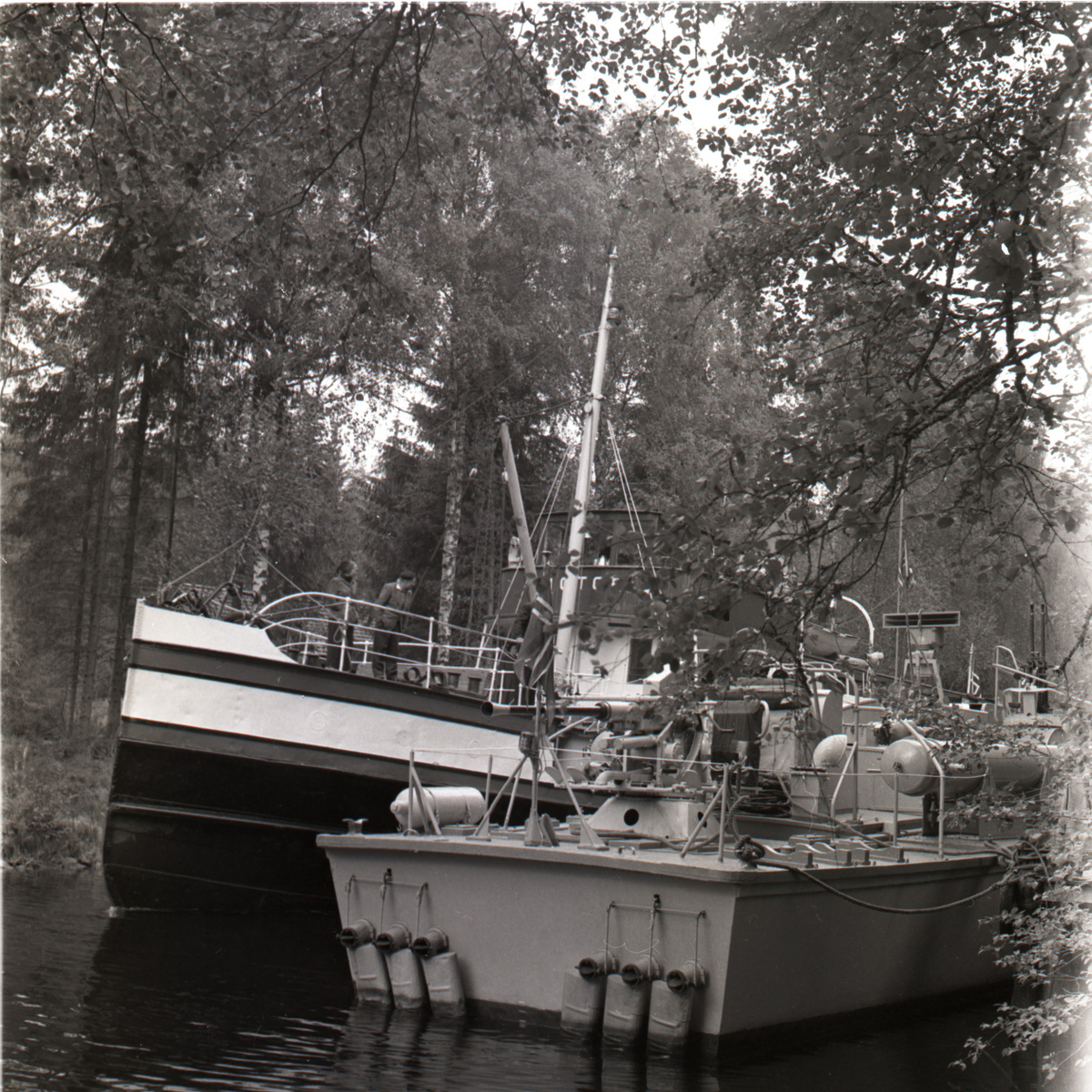 Samlefoto: Elco-klasse MTB-er gjennom Bandak-kanalen i juli 1953.
Kanalkjøring.