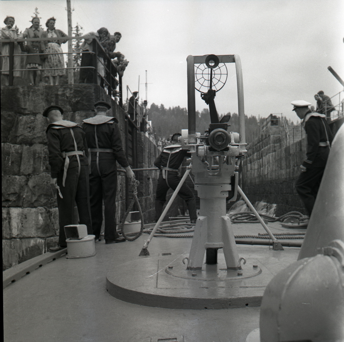 Samlefoto: Elco-klasse MTB-er gjennom Bandak-kanalen i juli 1953.
På vei inn i sluse.