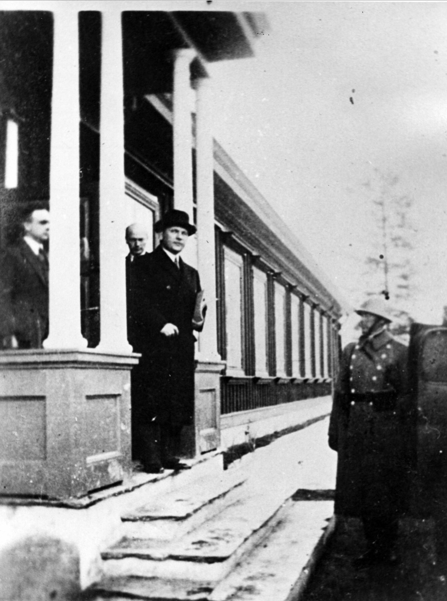 Den tyske minister Dr. Curt Bräuer, forlater folkehøgskolen i Elverum etter konferansen med kong Haakon den 10. april 1940