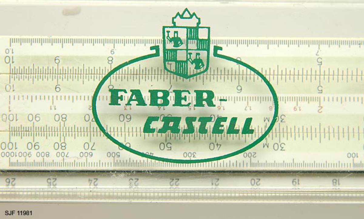 Tallskalaer på renestaven, produsentens logo (oval med innskrevet firmanavn og våpenskjold i øverkant) på etuiet. 