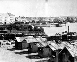 Hamar, kanalen nedenfor Stortorget, utsalgsboder i forgrunne