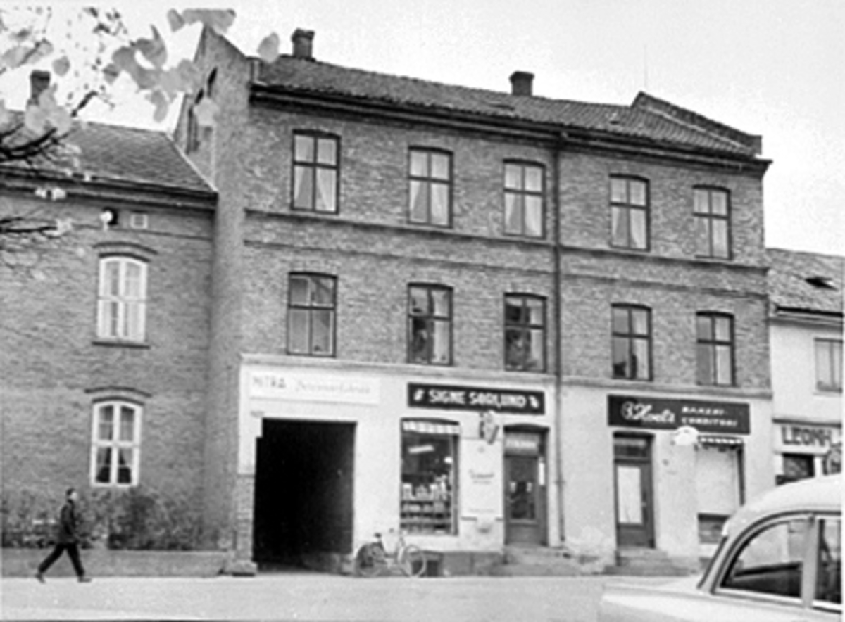Hamar, Torggata 83, Kaulumgården, Nitri persiennefabrikk, Signe Sørlunds butikk, Hoels bakeri og konditori,