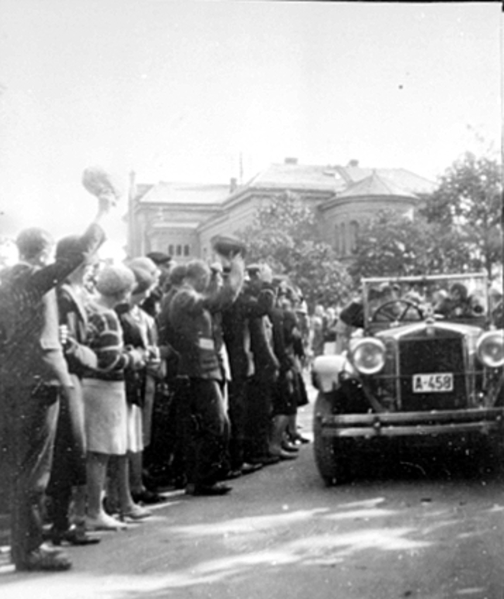 Hamar, kronprins Olav og kronprinsesse Märtha besøker Hjemmets Vel utstilling, ankommer i kronprinsens åpne bil med registreringsnummer A-458