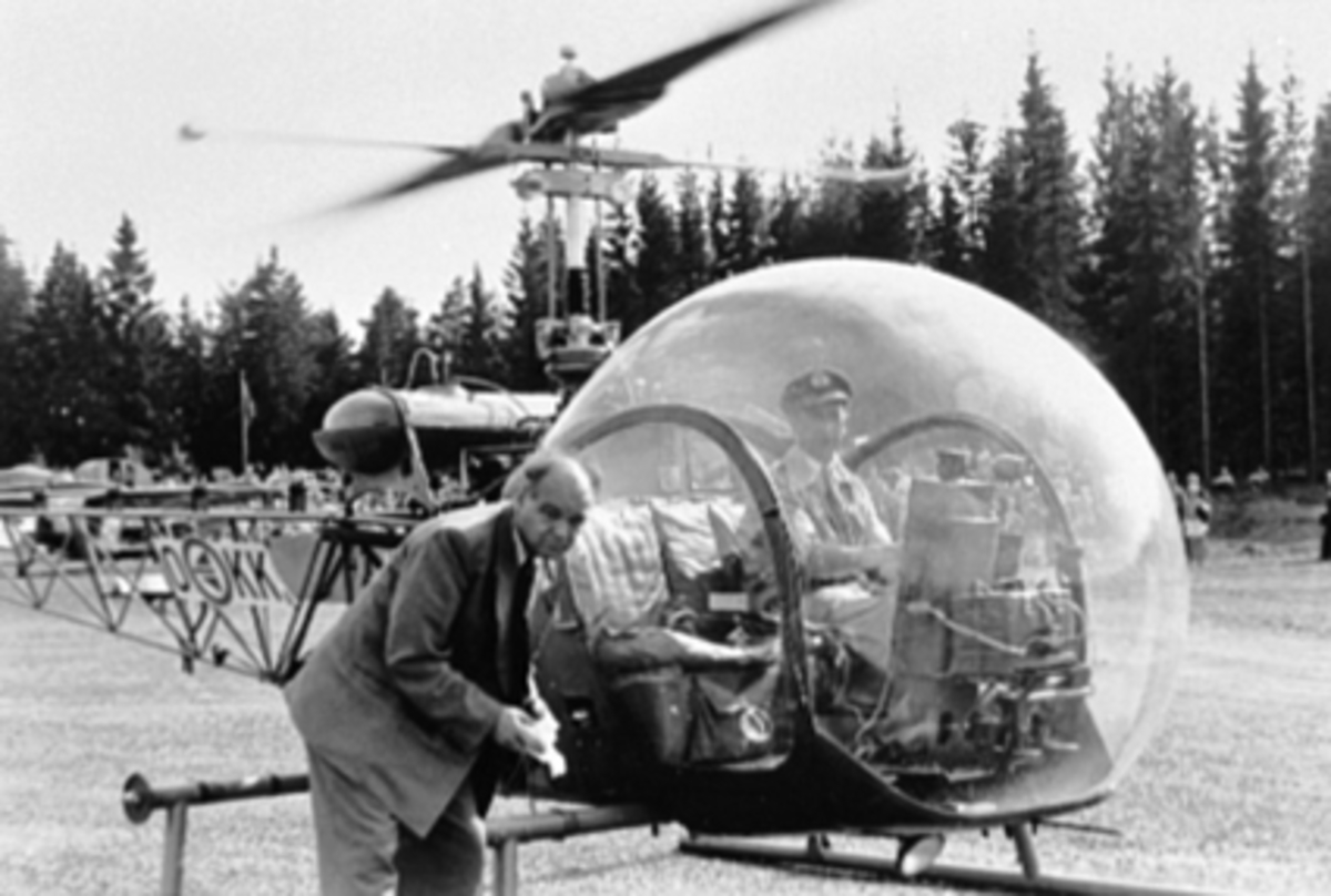 OFFISIELL ÅPNING AV HAMAR FLYPLASS, HELIKOPTER, MYE FOLK. 
Helikopteret er en Bell 47D-1 KK-O serie nummer: 633