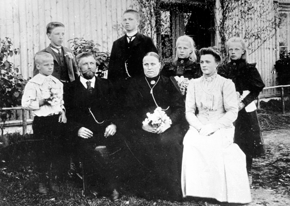 Familie. Bernt Stordal f.1855 med hustru Ingeborg f.1859 og barna Agnette f.1889, Kristian f.1891, Hans f.1893, Gunda f.1895, Borghild f.1897, Jørgen f.1899 på Aanerud nedre, Brumunddal.