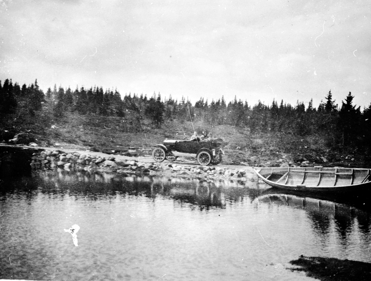 Familien Løken fra Granerud gård, Brumunddal på biltur i Ringsakerfjellet i en Ford T 1919-22 modell, D-111.