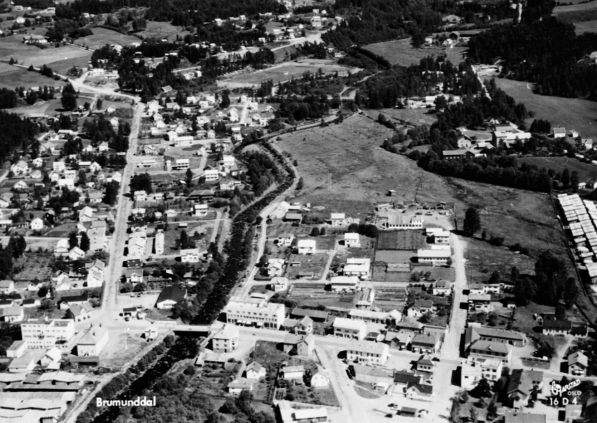 Flyfoto av Brumunddal sentrum, Brumunda, Berger Langmoens vei, Ringsaker.