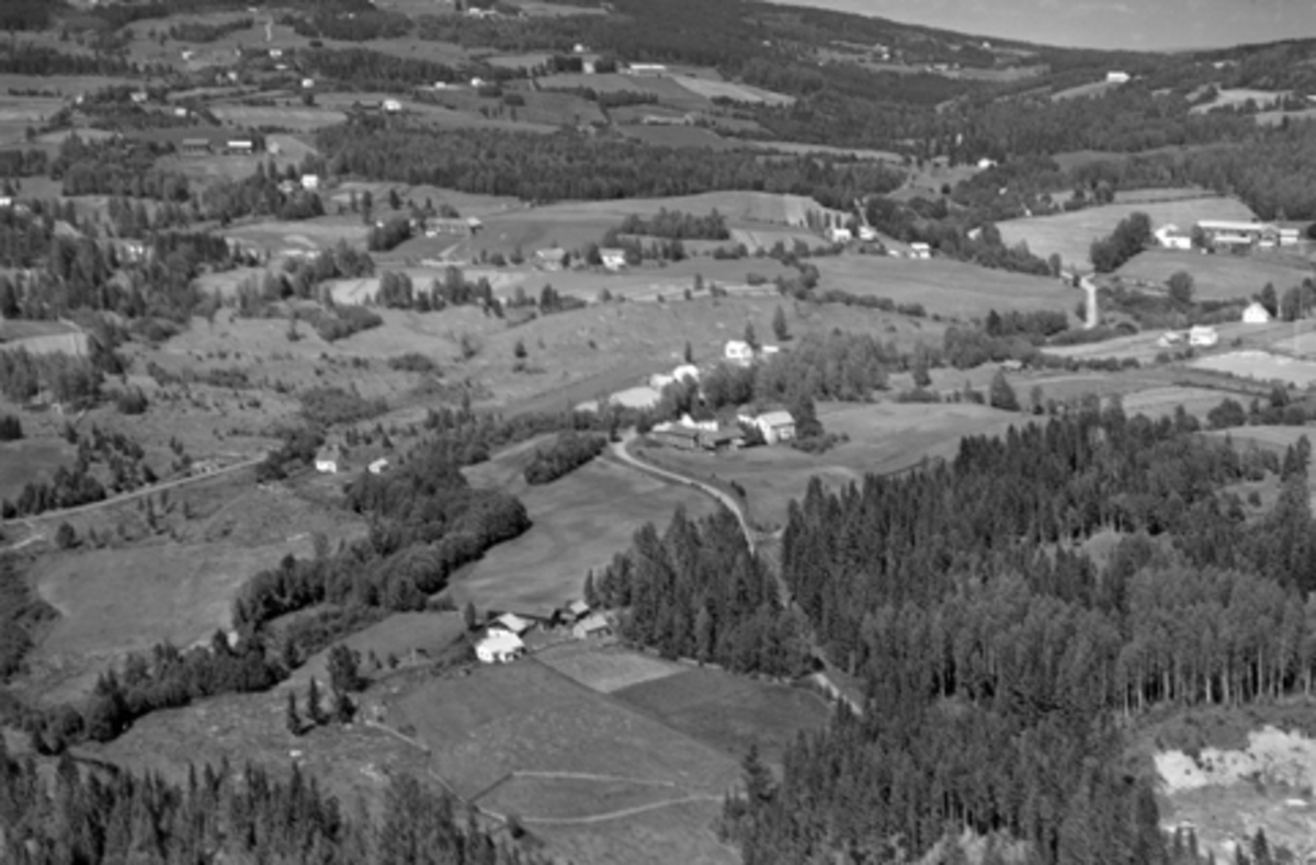 Flyfoto, Furnesåsen, landskap. Bildet viser Sagstua med landhandel(midt på bildet) med Skjelset bak. Gjerlu til høyre og Nordsveen nederst.