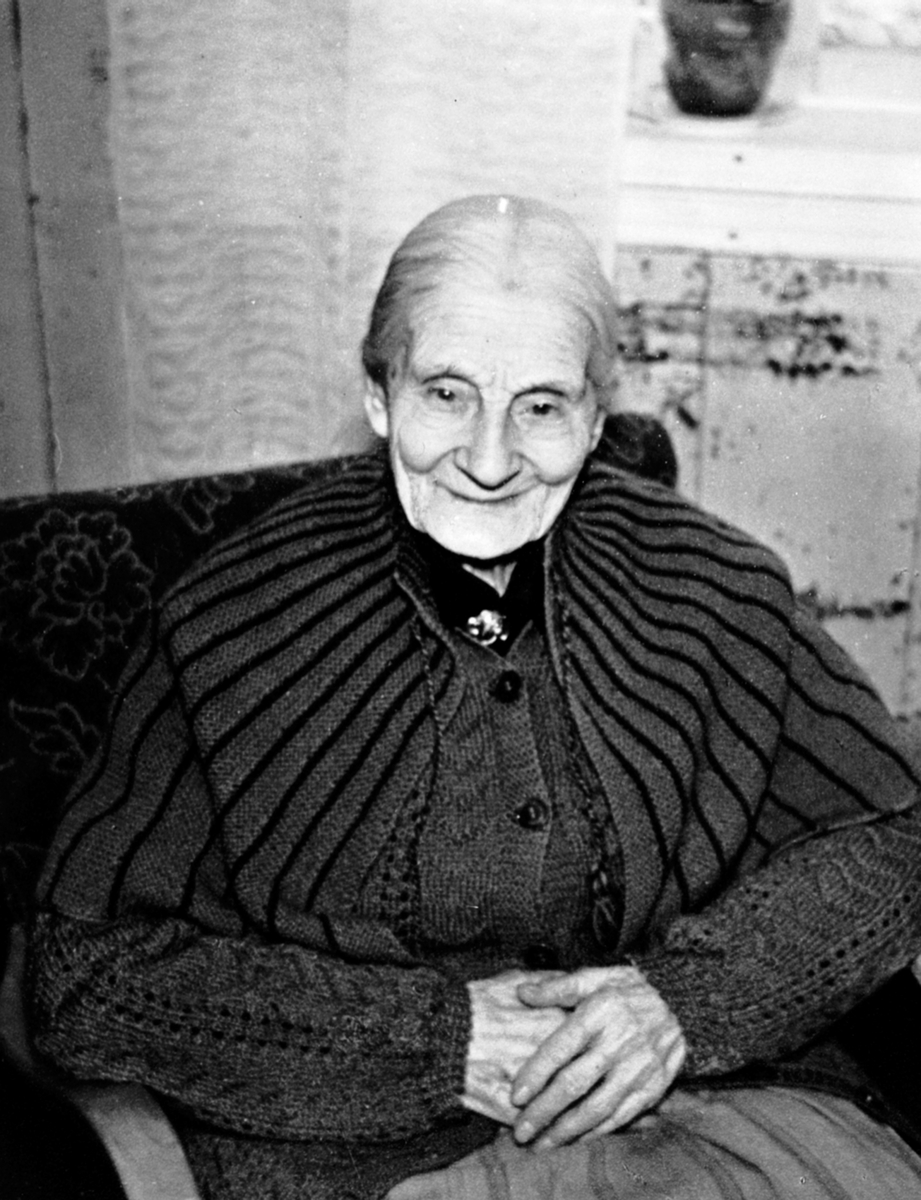 Portrett, Agnethe Mæhlum på 90-årsdagen den 7.1.1955, Mælum, Veldre, Ringsaker.