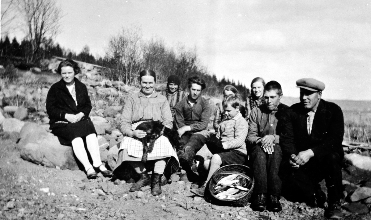 Fiskefangst, notdraget i Hovelstuen, Ringsaker. Fra venstre er Aslaug Larsen, Marie Hovelstuen, Karoline og Rolf Hovelstuen, ukjent. Bak er Magnhild Hovelstuen, Lisbeth Hovestuen, Nils Hovelstuen, Karstein Sundeng.