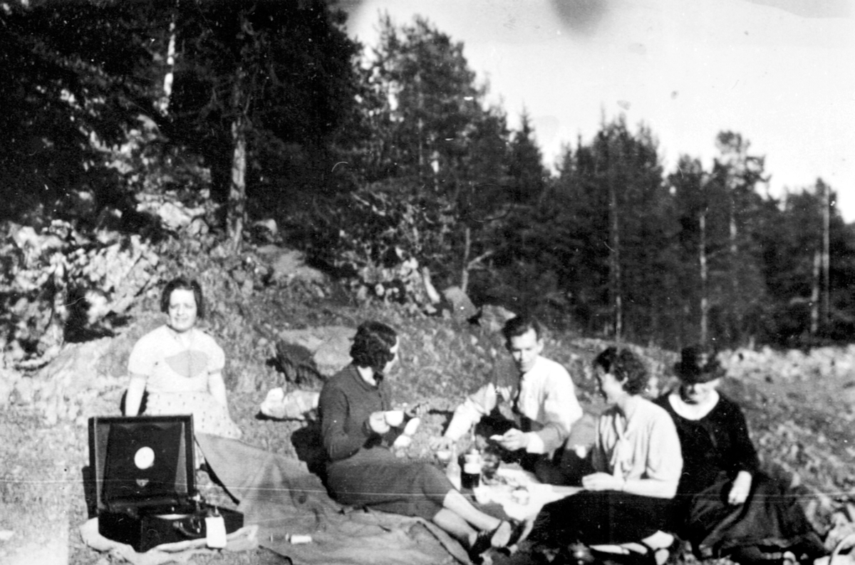 Familien Randby koser seg med mat på strandtur til Hornsodden, Helgøya.