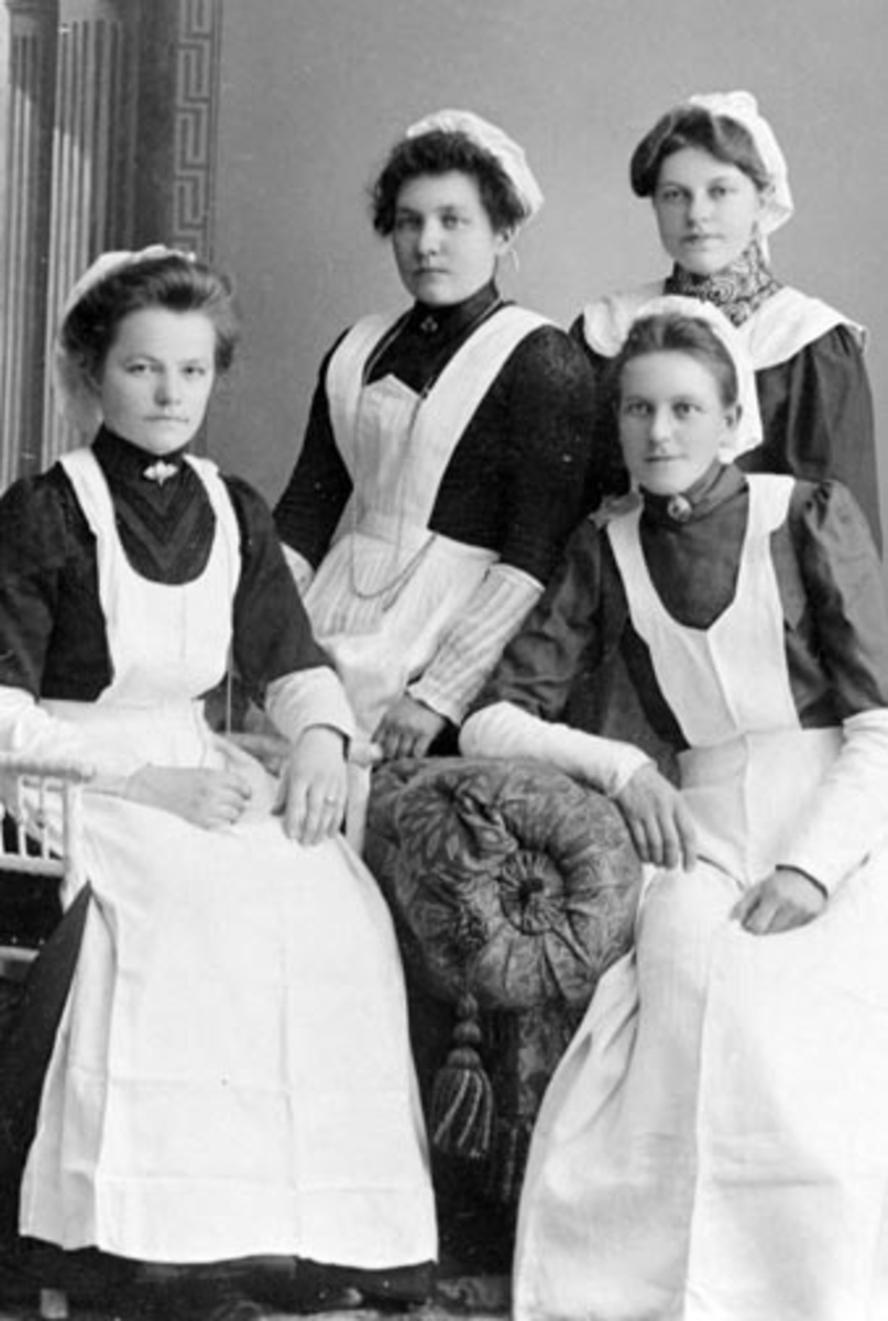 Fire damer som er lærlinger hos søstrene Røhrs pensjonat, Hamar. Sittende til venstre er Marthe Svenkerud (1888-1966) fra Haugom, Stavsjø, Hedmark.