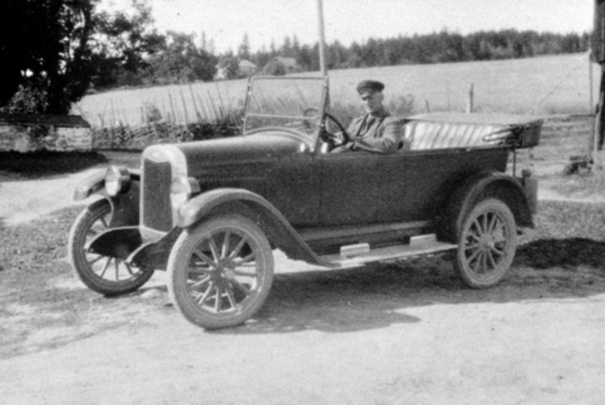 Drosjeeier Georg Bratberg (1907-1991), i en Chevrolet 1925 modell, Nes, Hedmark.