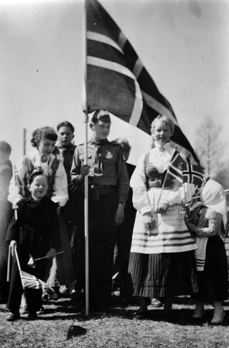 17. mai ved Furu skole, Veldre, Ringsaker i 1955. Barn og voksen. Bunader, speiderdrakt, flagg.