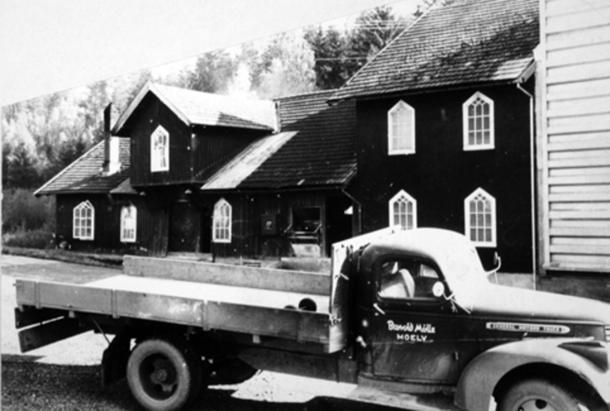 Lastebil, en GMC (General Motors Truck) 1946-47 modell ved Brovold Mølle, Moelv, Ringsaker.