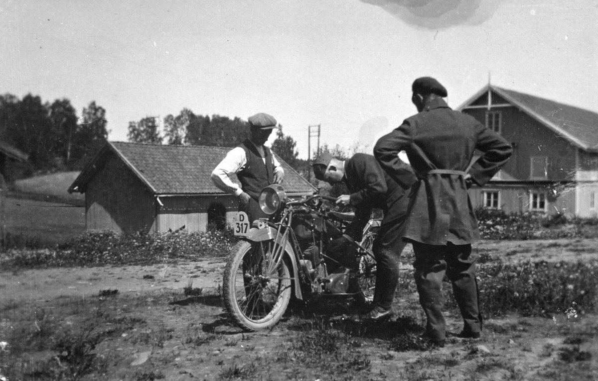 Motorsykkel,Excelsior 1000cc fra 1917 til tidlig tjue tall. Utstyrt med Acetylene lys.  KARL RABSTAD, HELGE HAFSAL, AAGE HAFSAL, HOL NORDRE.